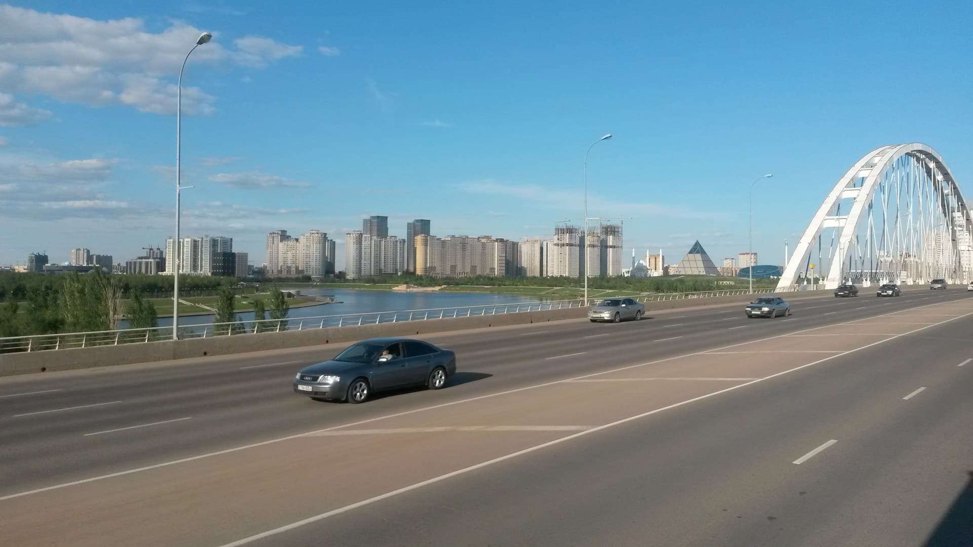 Астана: мост через Ишим, за рекой жилые кварталы, мечеть и Дворец мира и согласия